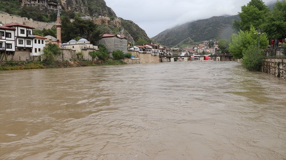 Amasya'da sağanak yağış Yeşilırmak'ın debisini yükseltti