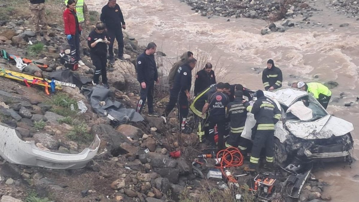 Erzincan'da otomobil dereye uçtu: 2 ölü