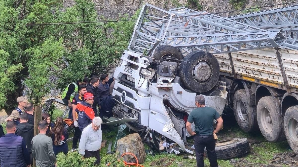 Şırnak'ta şarampole yuvarlanan kamyonun şoförü öldü