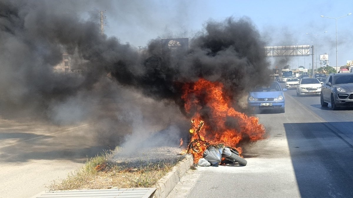 Antalya'da motosikleti gözlerinin önünde demir yığınına döndü
