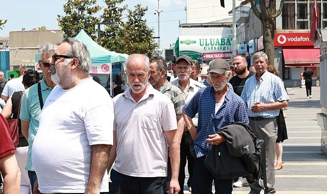 Başkan Erkan Aydın'dan Vatandaşlara Aşure İkramı