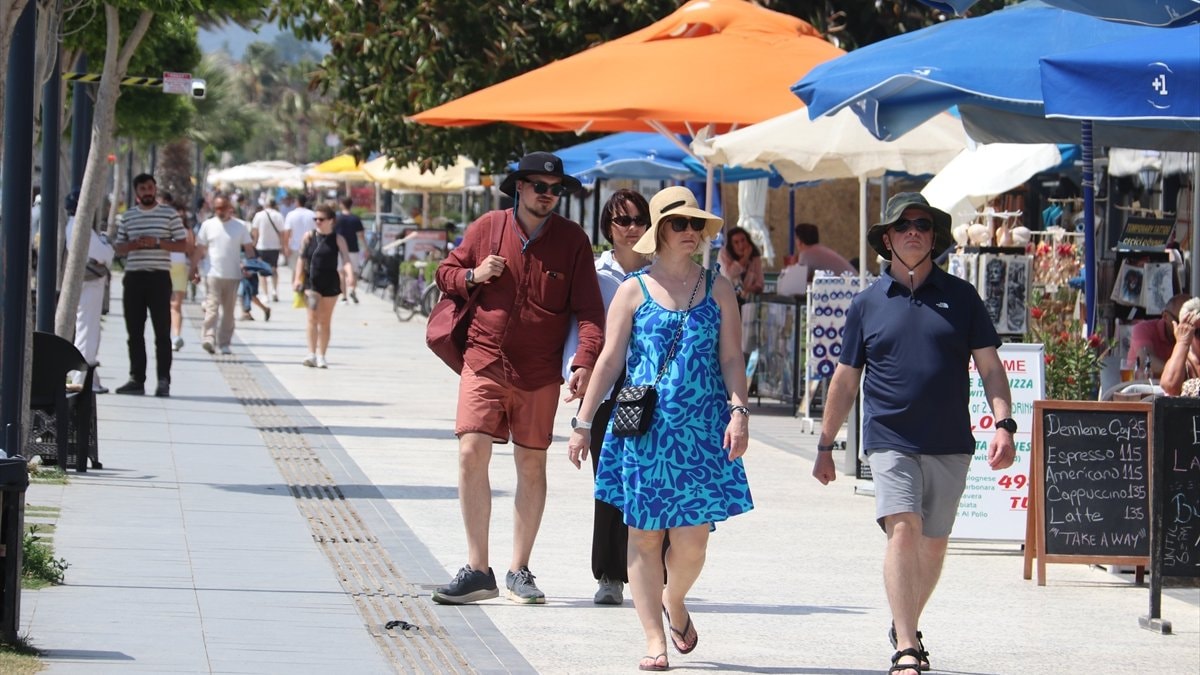 Bayram tatilinde sahiller doldu taştı: Marmaris ve Datça'ya 4 günde 40 bin araç girişi oldu