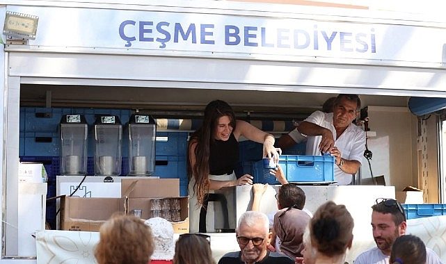 Çeşme'de aşure lokması paylaşıldı