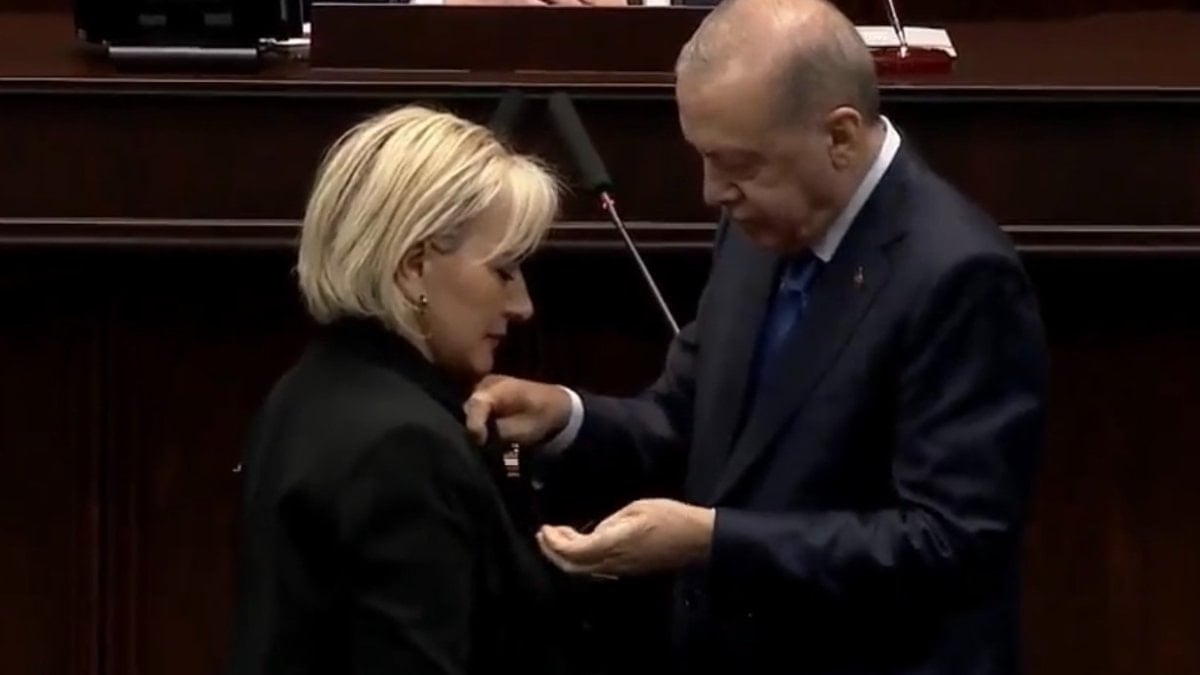 CHP'den istifa eden Nimet Özdemir AK Parti'ye katıldı: Cumhurbaşkanı Erdoğan, rozetini taktı
