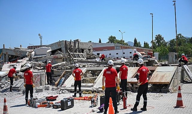 Enkazda nefes alacak zaman yok