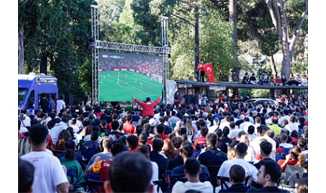 İzmir'de Dünya Kupası heyecanı meydanlara taştı