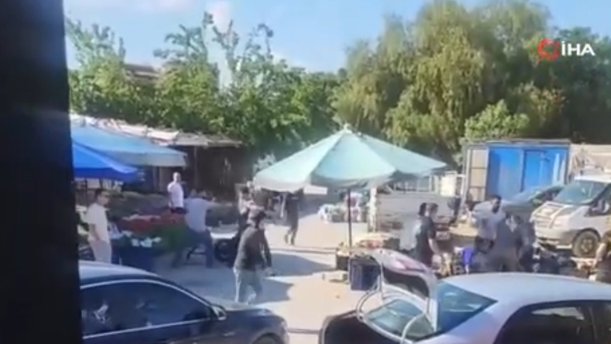 İzmir'de pazarcılar arasında silahlı kavga kamerada