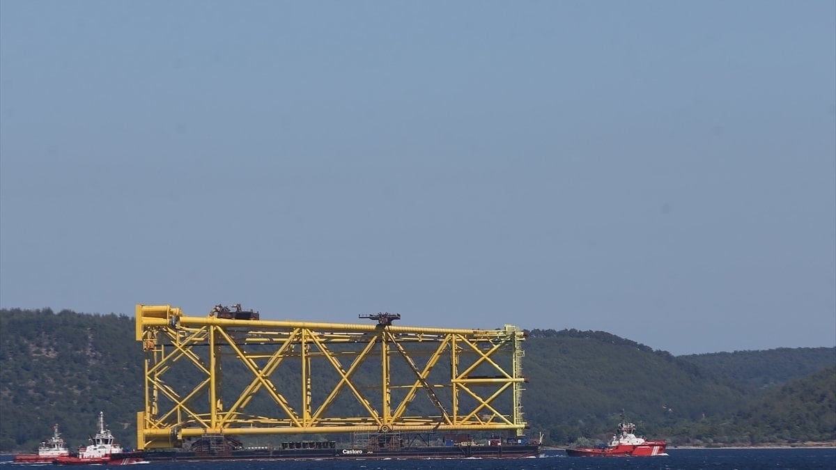 Romanya doğalgaz gemisi Çanakkale'den geçiş yaptı