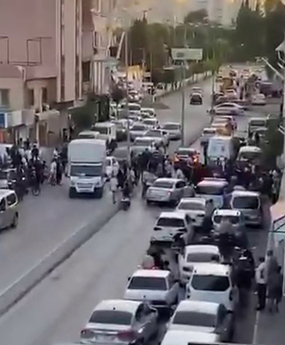 Adana'da husumetlilerin silahlı kavgasında yoldan geçen genç vurularak öldü