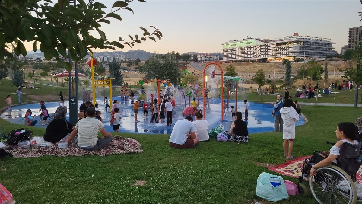 Adıyaman'da çocuklar sıcak havadan su oyun parklarında serinleyerek korunuyor