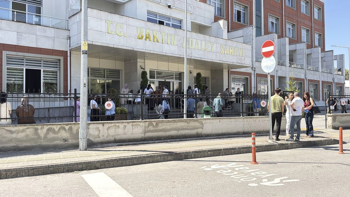 Adliyede çıkan yangın, büyümeden söndürüldü