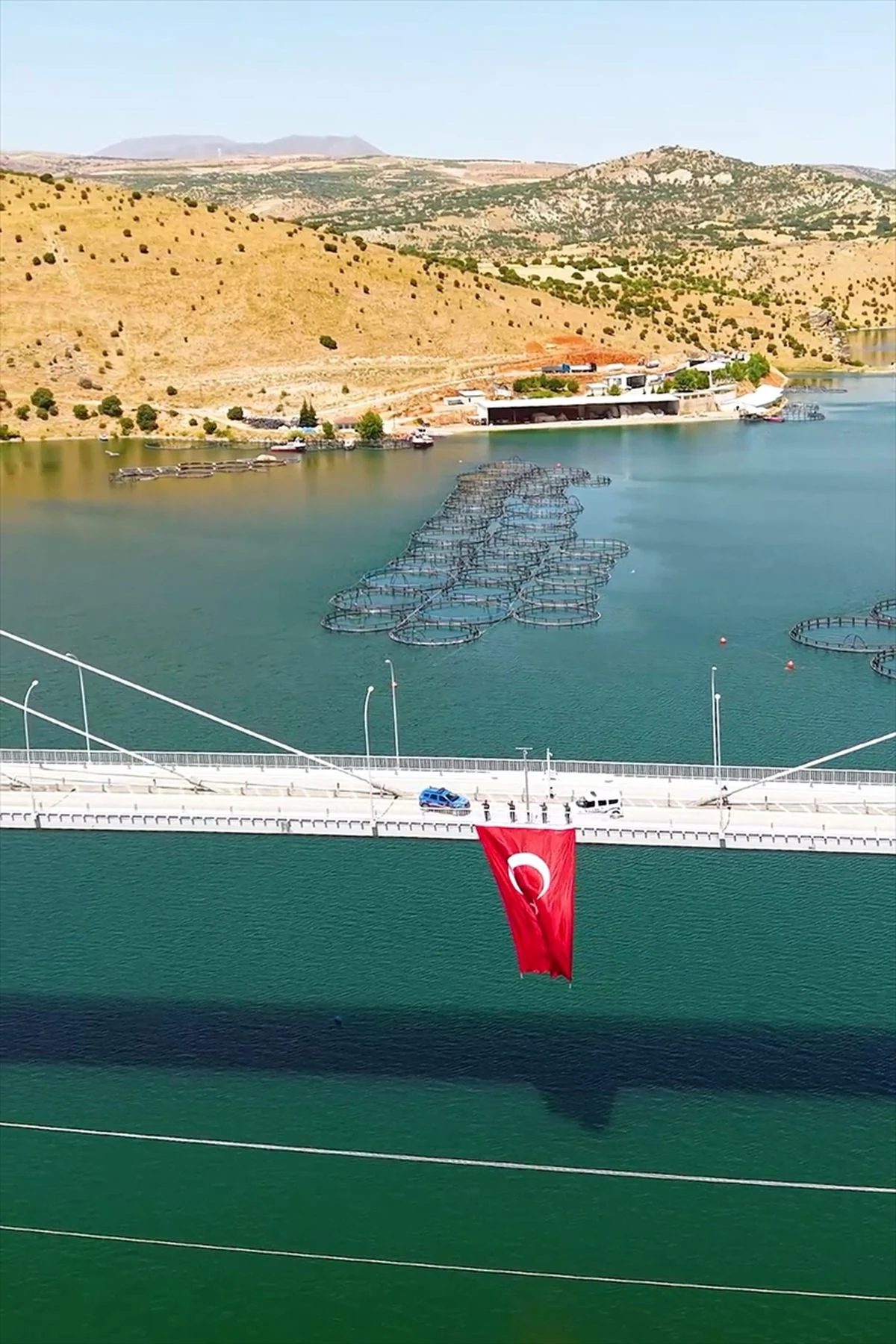 Ağın'da şehit köprüsüne 15 Temmuz için dev Türk bayrağı