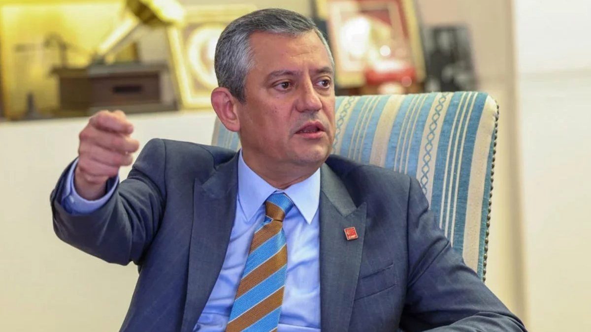 Almanya Der Spiegel dergisinden Özgür Özel'e yeni parti tebriği