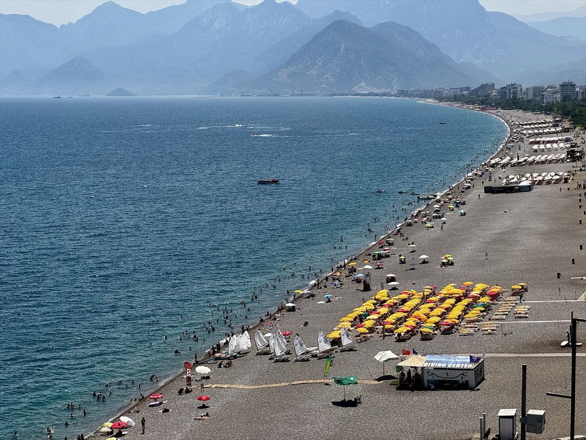 Antalya'da 38 dereceyi bulan sıcaklık sahilleri doldurdu