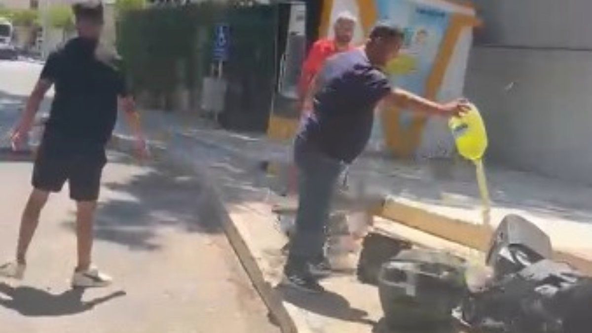 Antalya'da 839 bin liralık cezaya kızdı, ses sistemini belediye önünde yaktı