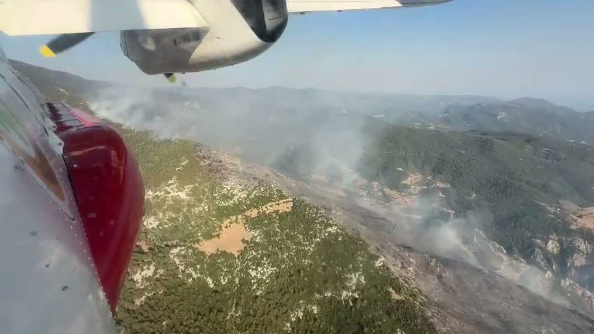 Antalya'nın Kaş ilçesinde çıkan orman yangınına müdahale sürüyor