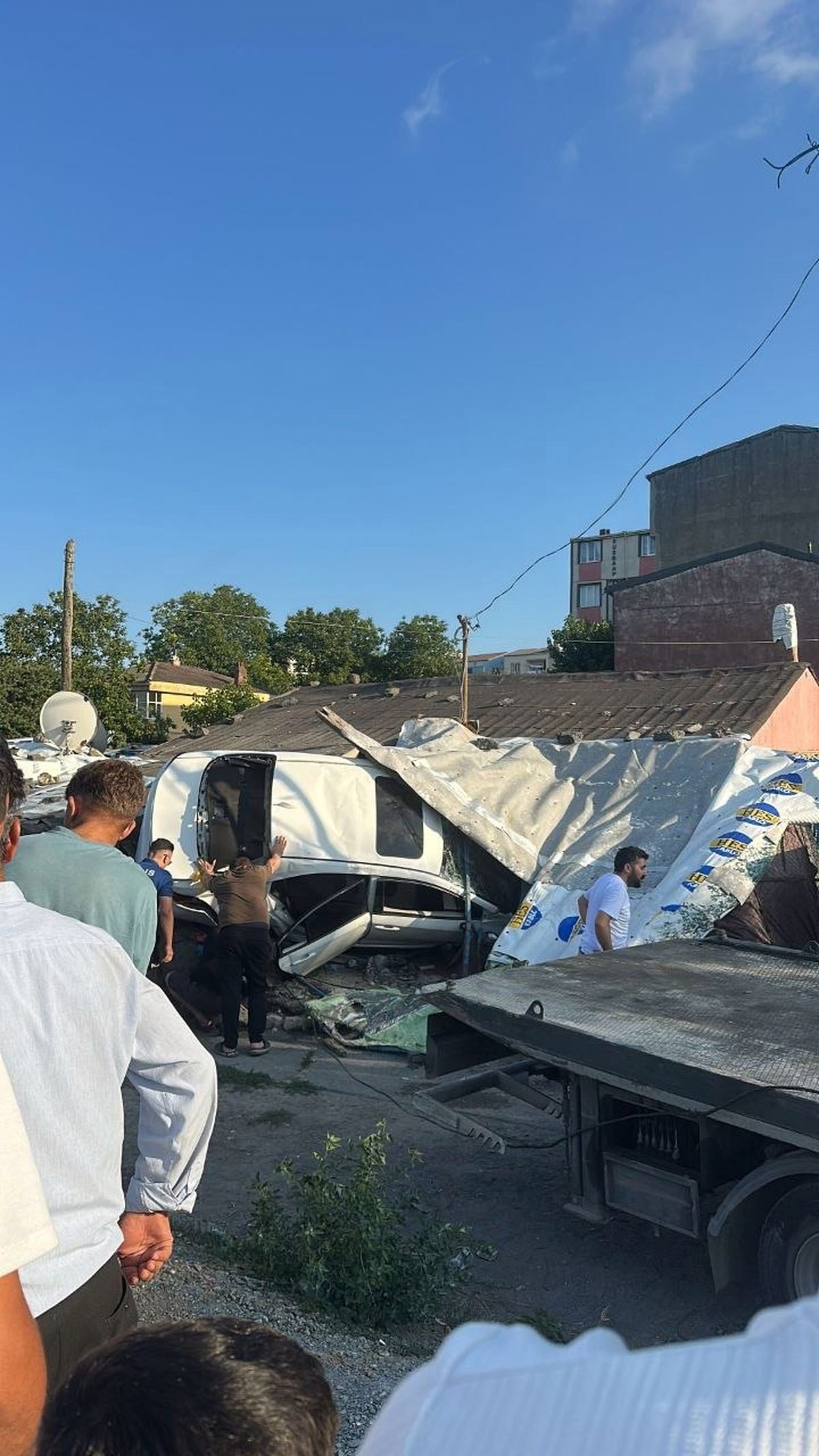 Arnavutköy'de Otomobil Gecekonduya Çarptı: 5 Yaralı