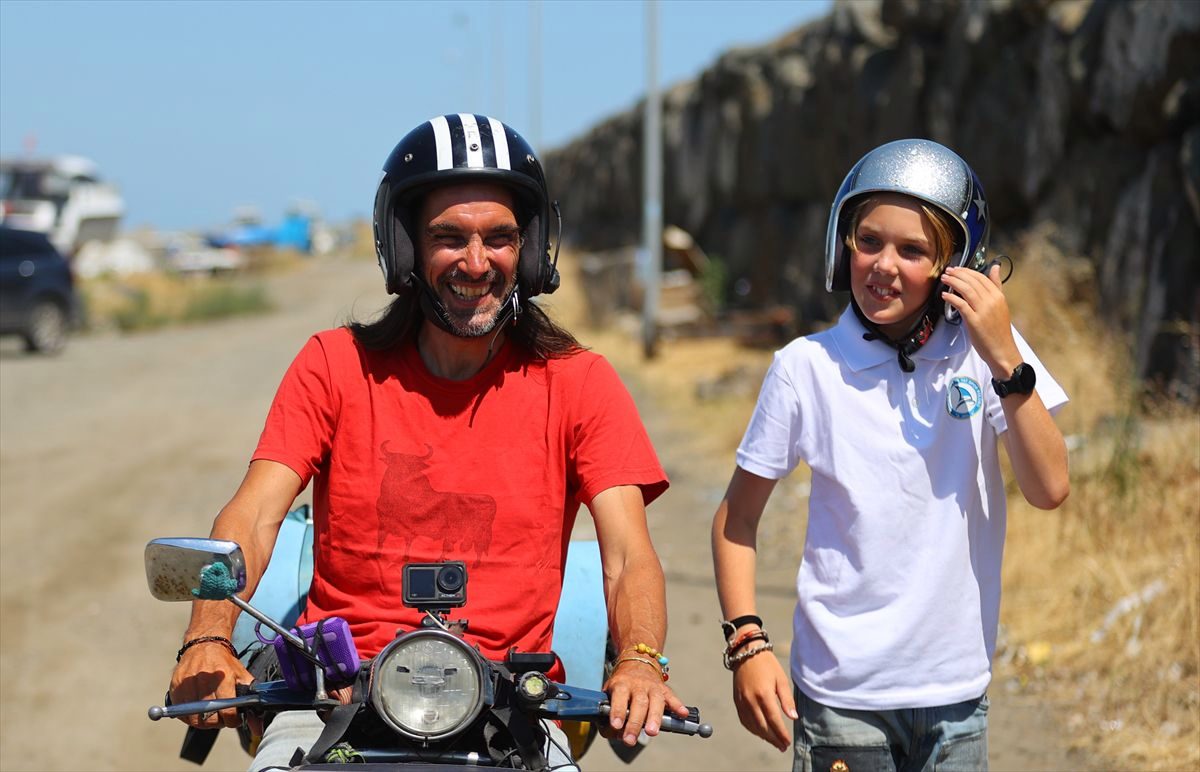 Baba oğul 50 yıllık Vespa'yla dünya turunda