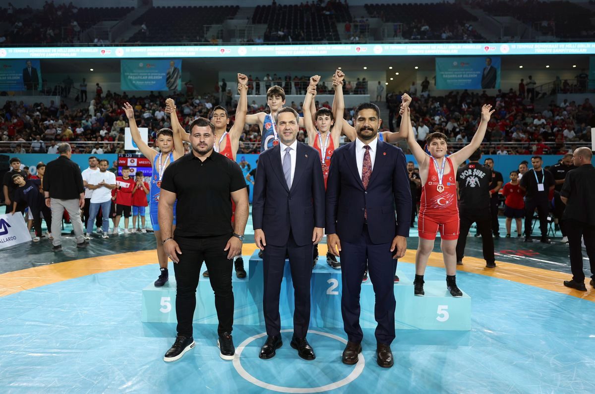Bakan Bayraktar, 2. Büyük Güreş Festivali Minikler Şampiyonası'nda sporcularla bir araya geldi