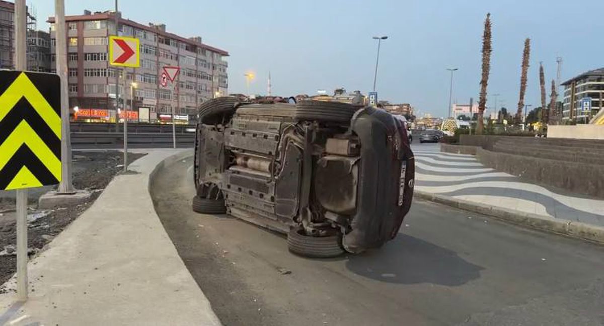 Bakırköy'de Otomobil Devrildi: Sürücü Yaralandı