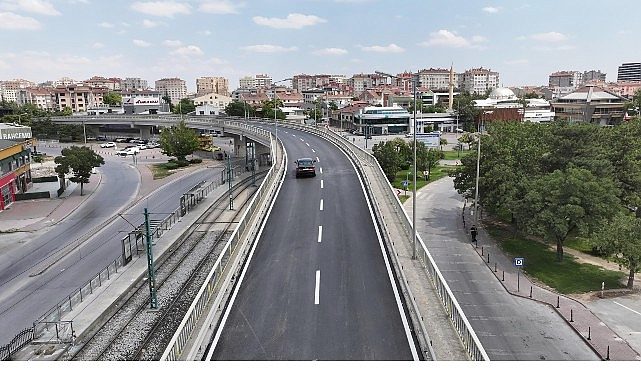Başkan Altay Kunduracılar Üst Geçidi'nde Asfaltı Yenileyerek Standardı Yükselttiklerini Açıkladı