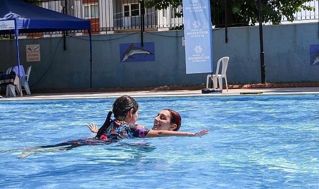 Başkan Çerçioğlu'nun Öncülüğünde Otizmli Çocuklar Yüzmeyle Güçleniyor