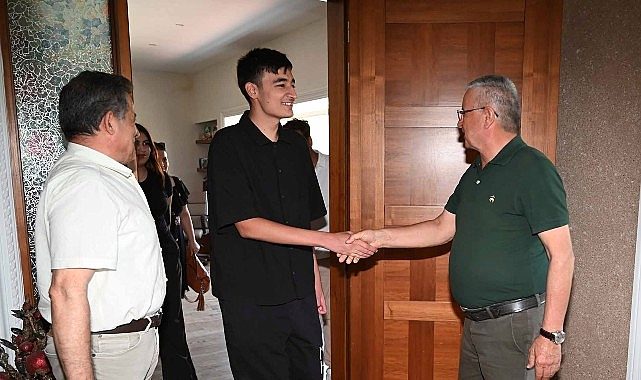 Başkan Topaloğlu, YKS'de derece yapan öğrencileri ağırladı