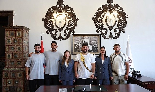 Başkan Vekili Özdemir ve Başpehlivan Erkan Taş Edirne Belediyesi'ni ziyaret etti