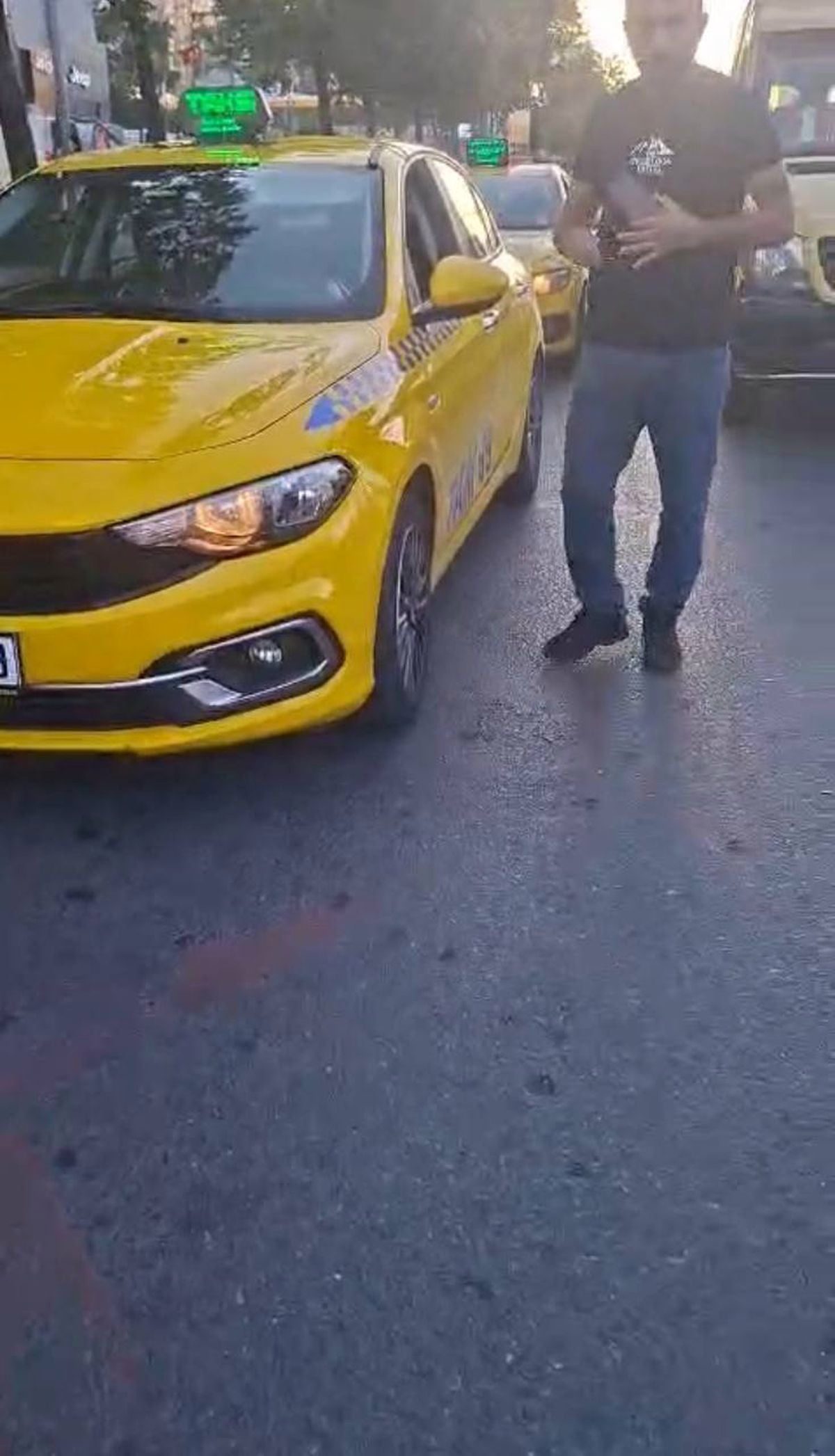 Beylikdüzü'nde taksiciler arasında 'yolcu alamazsın' tartışması; birbirlerini cep telefonuyla kaydettiler