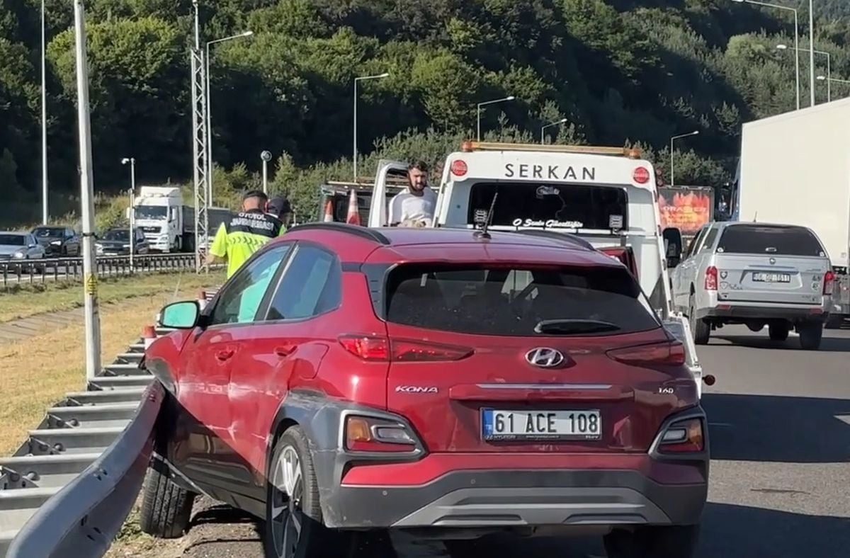 Bolu Dağı Tüneli girişinde otomobil bariyerlere çarptı: 2 yaralı