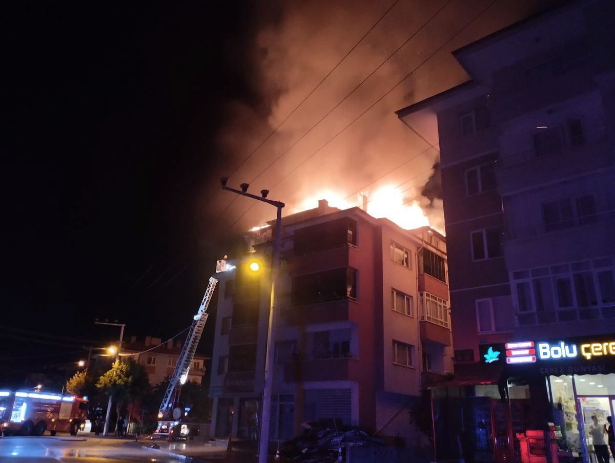 Bolu'da bir apartmanın çatı katı alev alev yandı