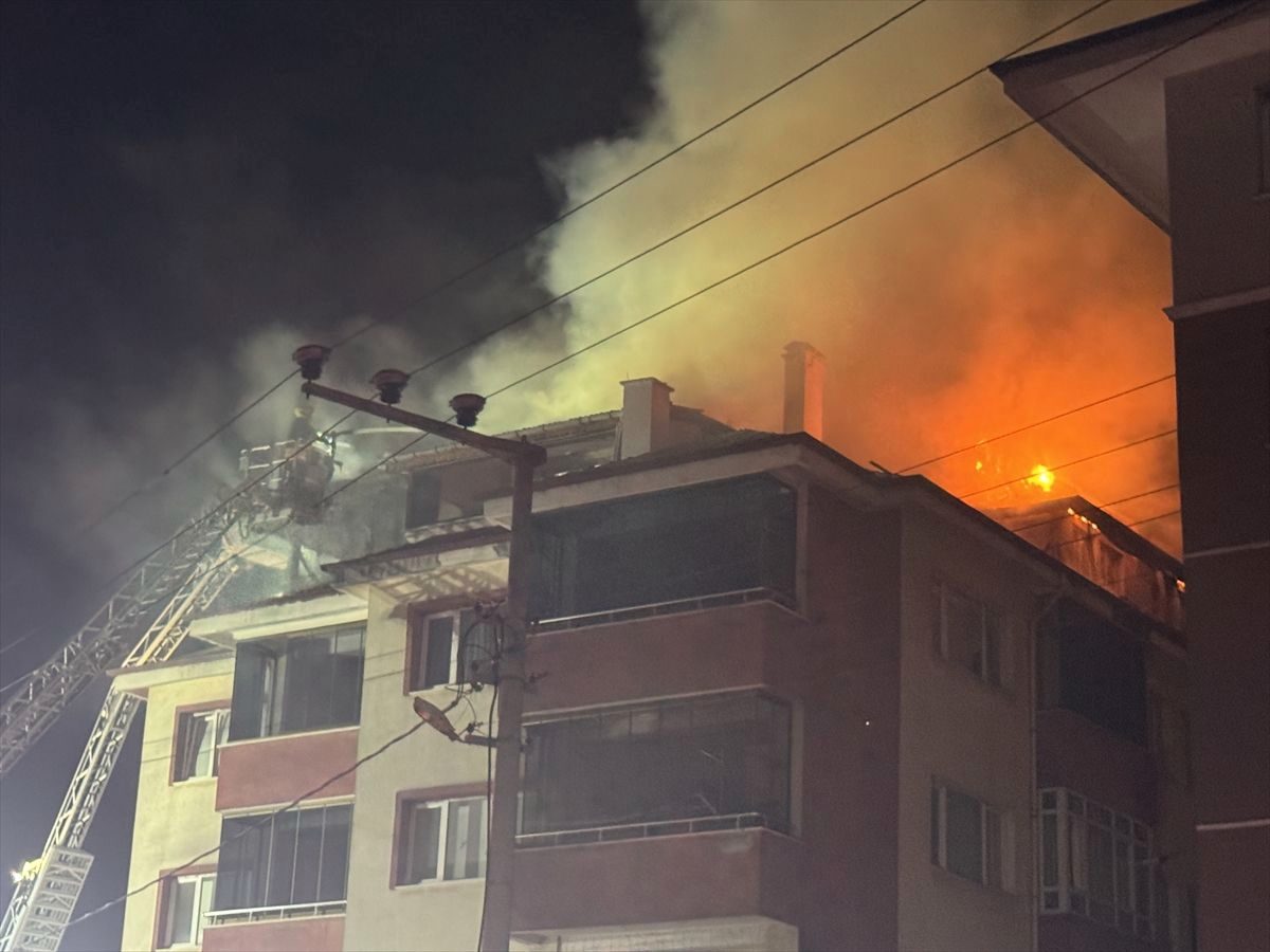 Bolu'da bir apartmanın çatı katında çıkan yangın söndürüldü