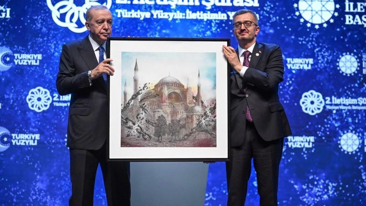 Burhanettin Duran'dan Cumhurbaşkanı Erdoğan'a anlamlı Ayasofya hediyesi