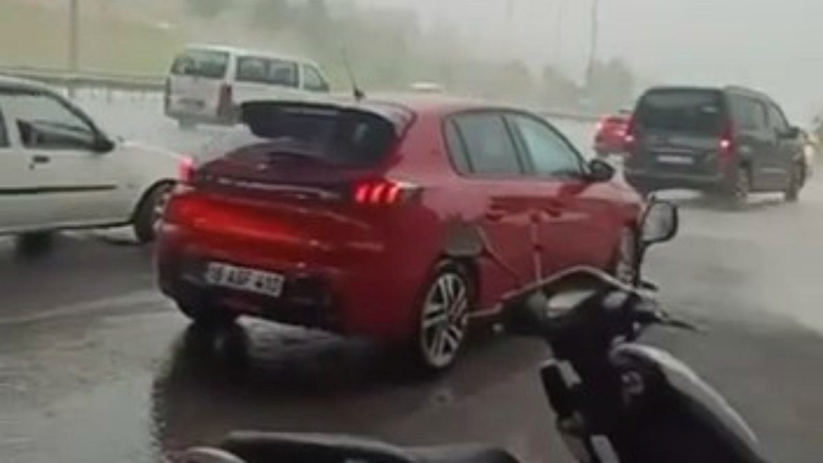 Bursa'da sağanağa yakalanan motokuryeler köprü altına sığındı