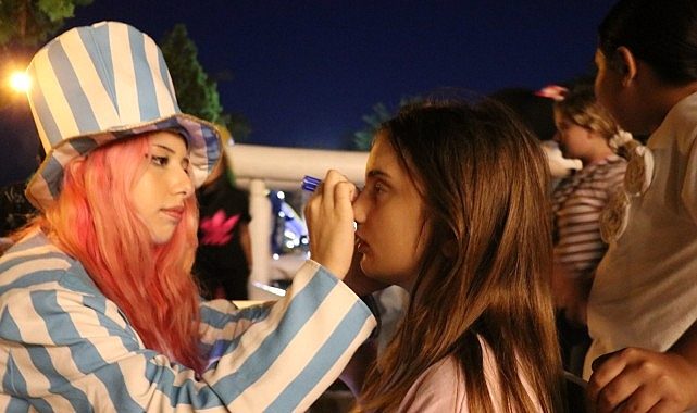 "Büyükşehir Çocuk Şenliği Gördes'te" Çocuklara Unutulmaz Bir Akşam Yaşattı