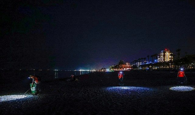 Büyükşehir'den Konyaaltı Sahili'nde 7/24 temizlik mesaisi