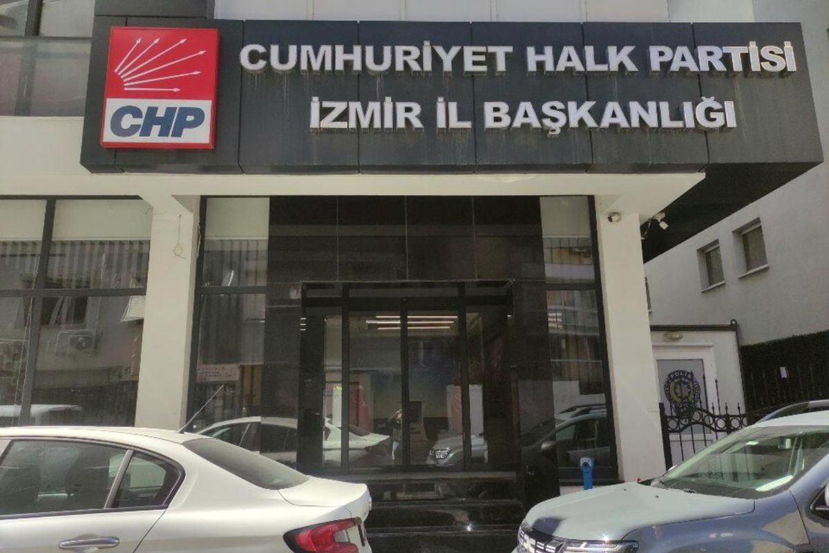 CHP İzmir'de temizlik: 3 ilçe başkanı görevden alındı