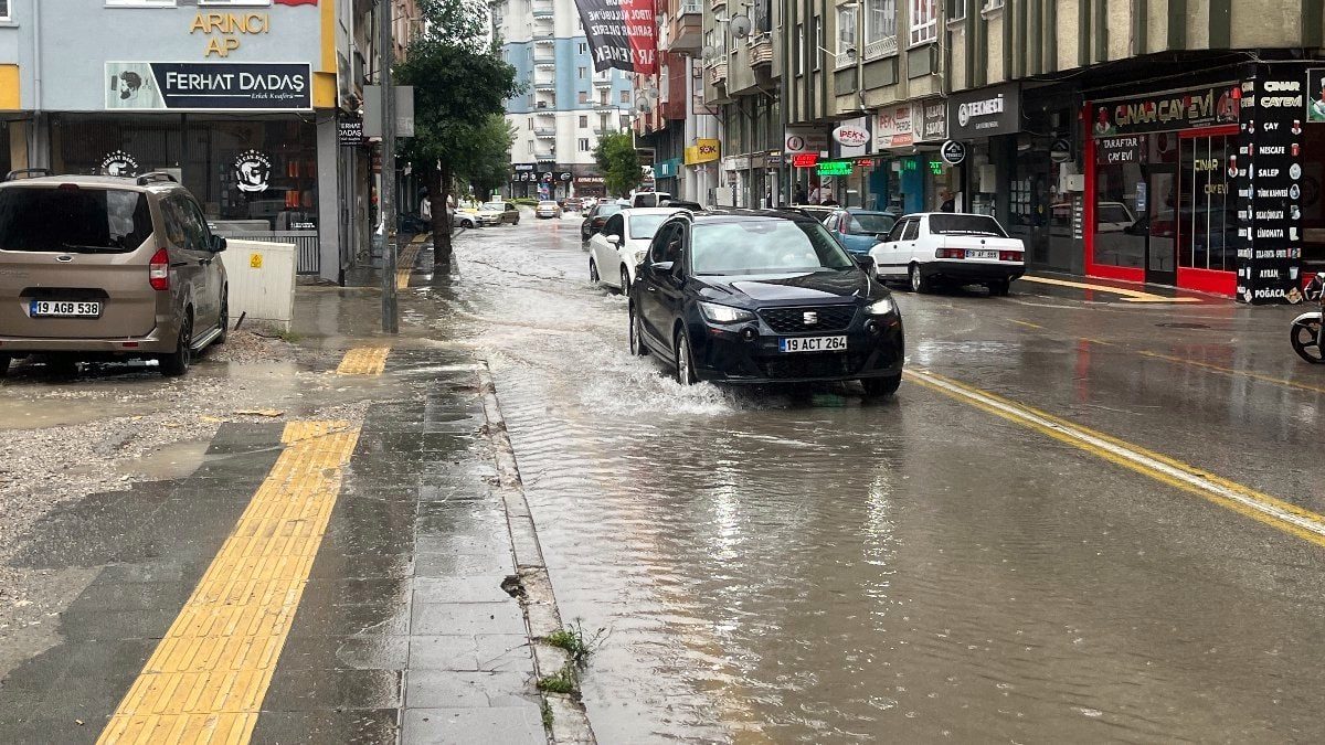 Çorum’da sağanak sonrası sokaklar göle döndü