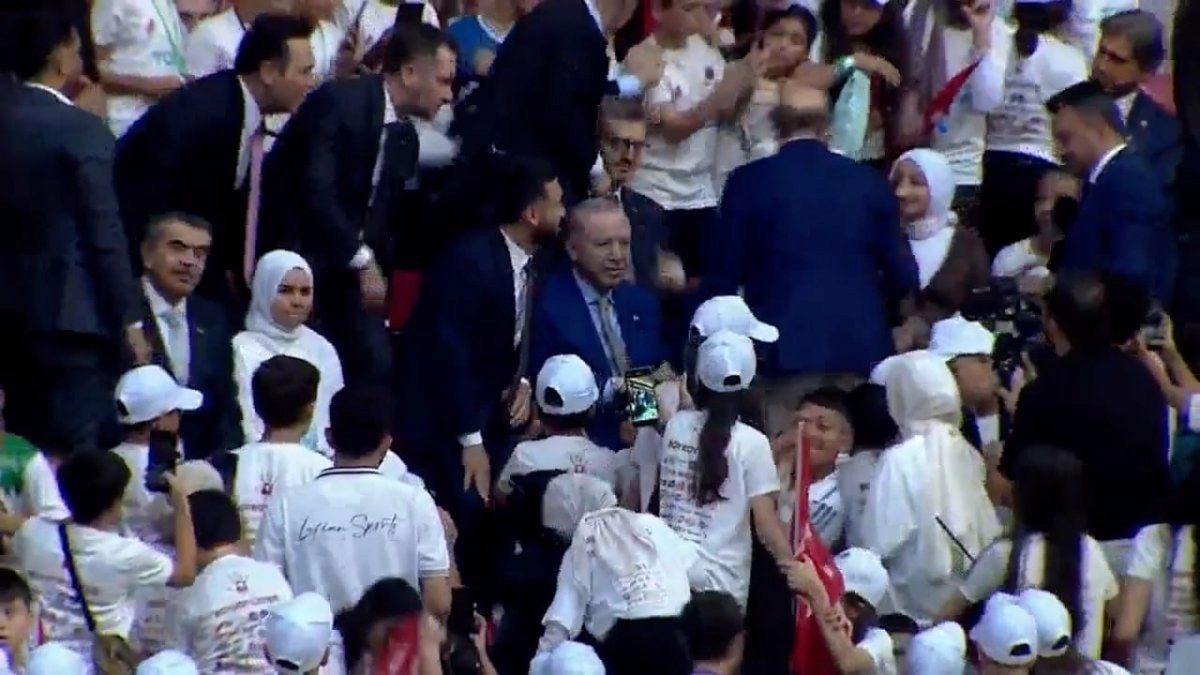 Cumhurbaşkanı Erdoğan, Ali Sami Yen Spor Kompleksi'nde salavatlarla karşılandı