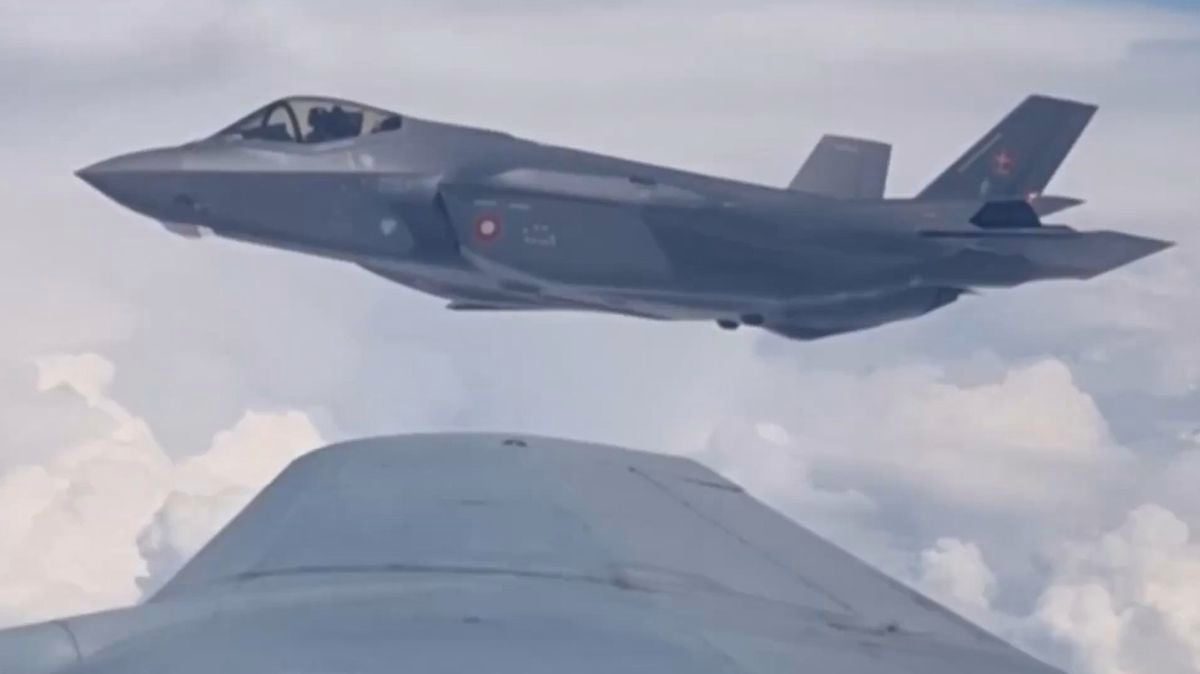 Danimarka'nın F-35 uçağına havada yakıt ikmali