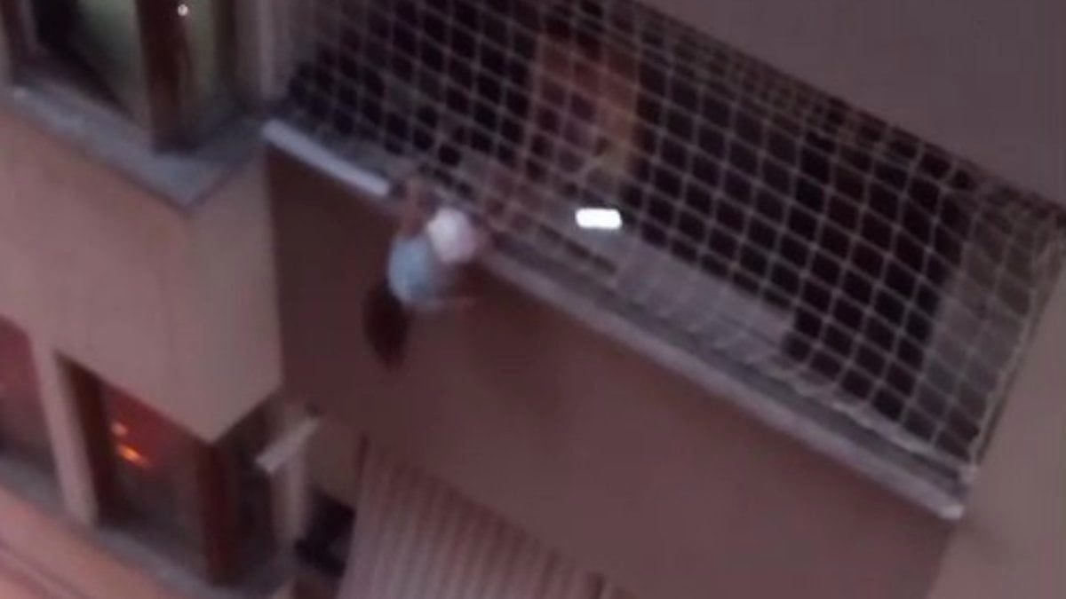 Denizli'de korku dolu anlar: Çocuk düşmesin diye dakikalarca tuttu