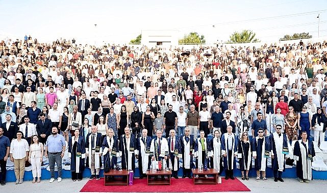 DEÜ Hukuk Fakültesi ve Adalet MYO'da Mezuniyet Coşkusu
