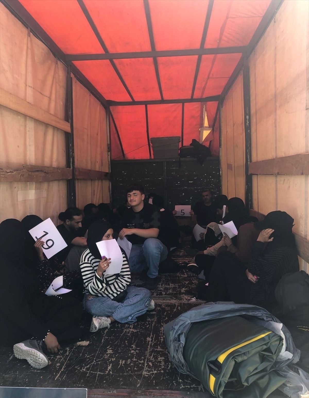 Edirne'de kamyonet kasasında 20 düzensiz göçmen yakalandı