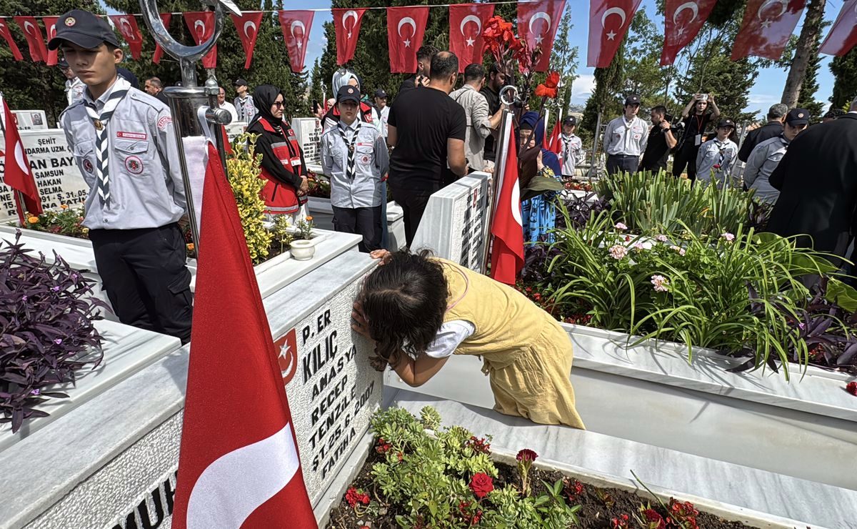 Elif, hiç görmediği şehit dayısının fotoğrafını öptü