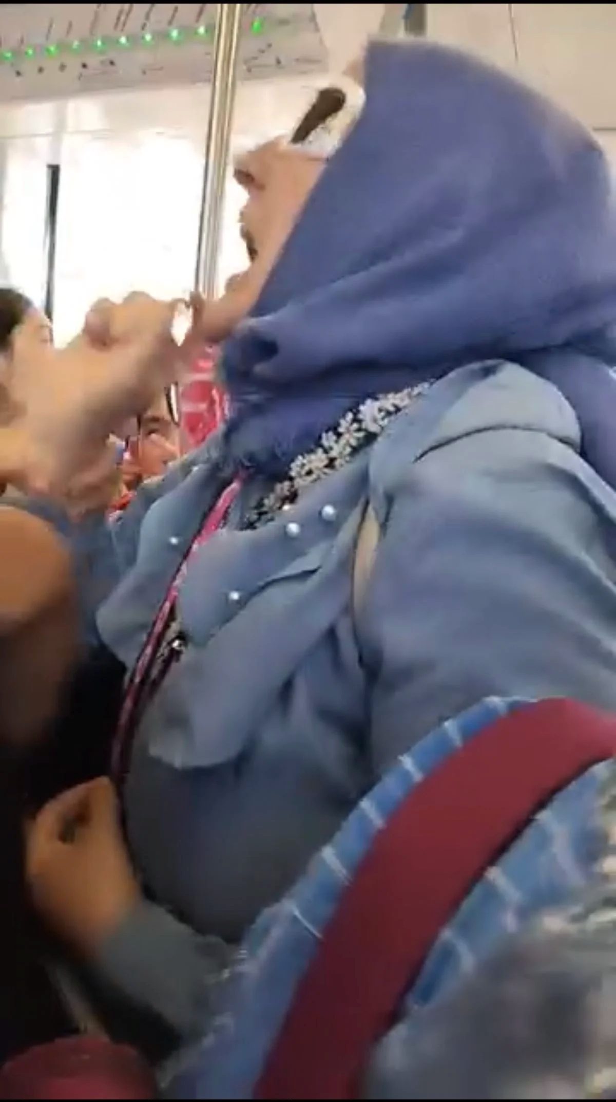 Eminönü'nde tramvayda 'Çocuklar kalksın' kavgası; bağırıp sırt çantası fırlattı