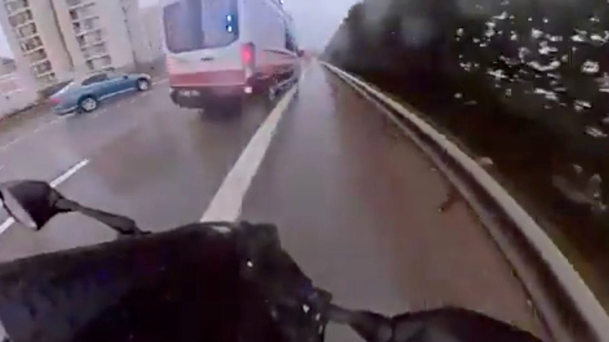 Emniyet şeridine girmeye çalışan motosiklet sürücüsü ambulansla çarpıştı