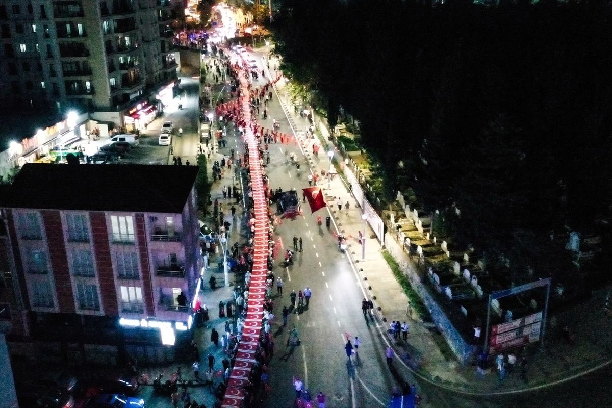 Esenler'de 15 Temmuz Şehitleri İçin Anma Yürüyüşü ve Program Düzenlendi