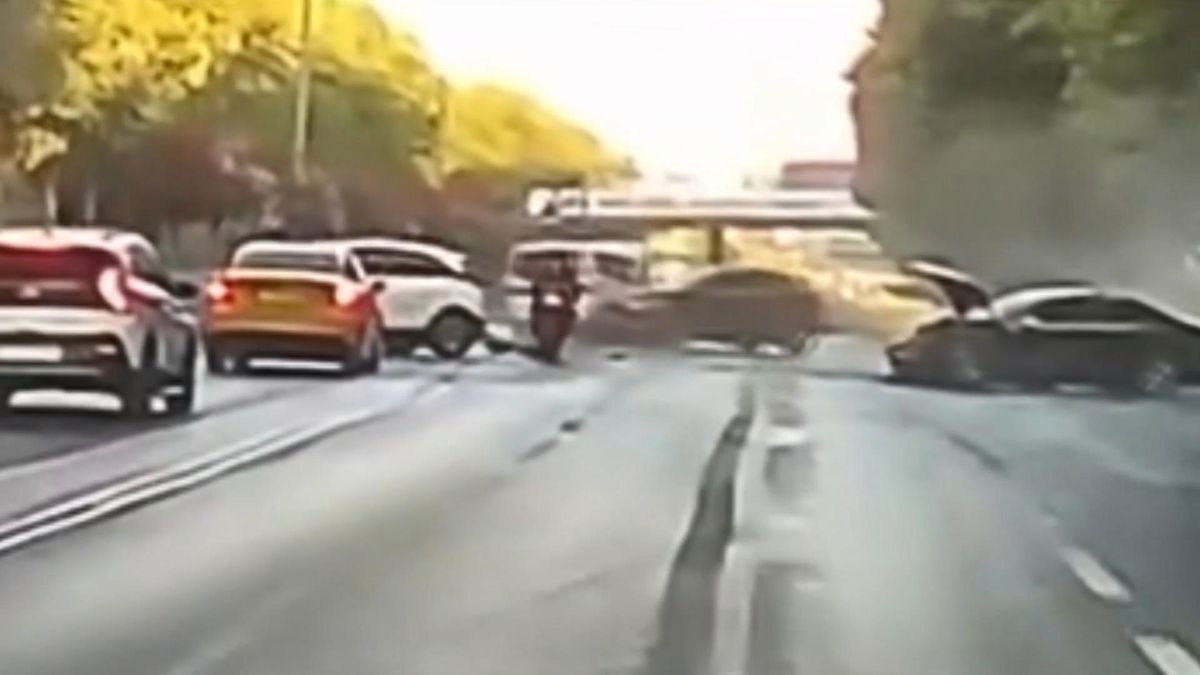 Esenler'de 5 aracın karıştığı zincirleme kaza kamerada: 3 yaralı