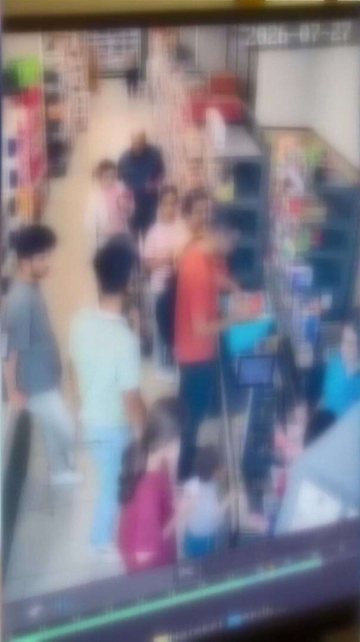 Esenyurt’ta yolda bulduğu kartla 10 bin liralık alışveriş yapan şüpheli kamerada