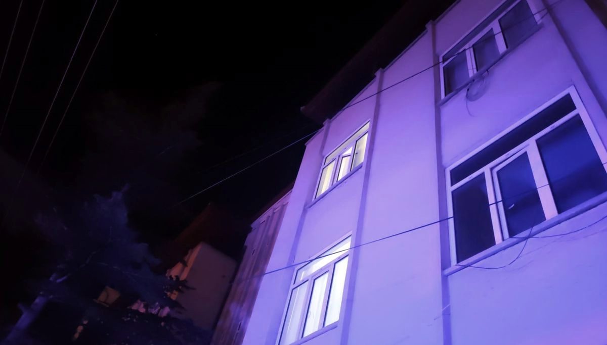 Eşi eve almadı, çatıdan girmek isterken 3'üncü kattan düşüp yaralandı